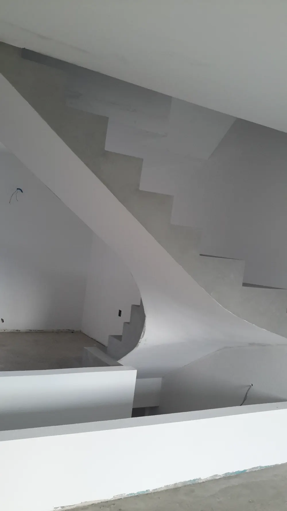 Scala bianca a sbalzo dopo la ristrutturazione