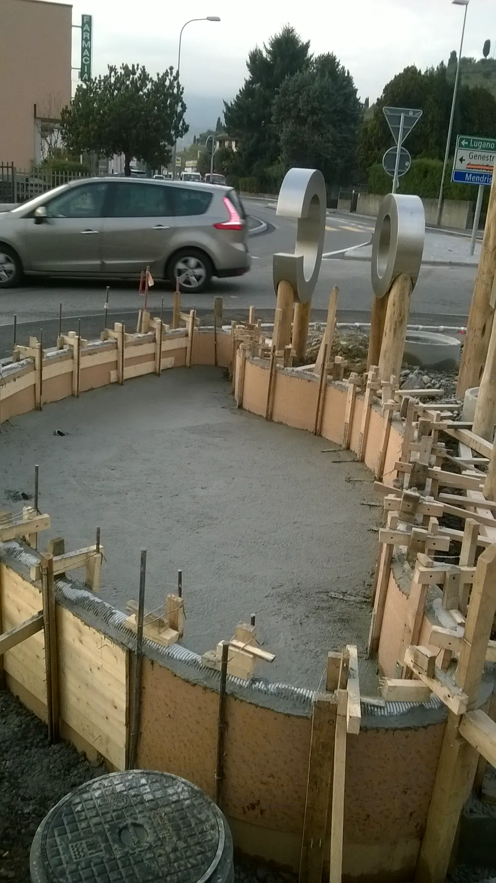 Casseri in legno e ferri per la muratura curva del laghetto