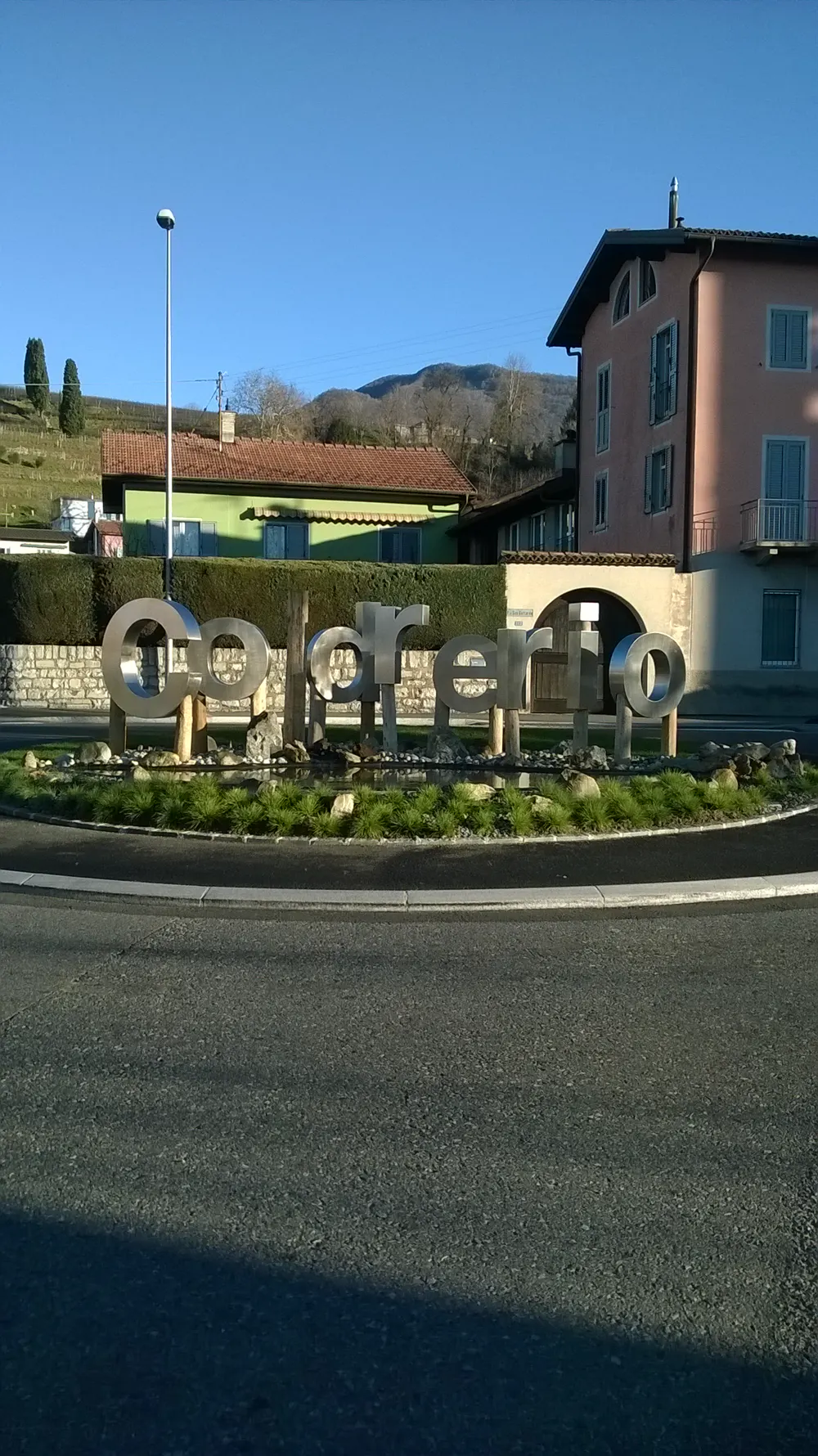 Rotonda con il laghetto finito, muratura e aiuole