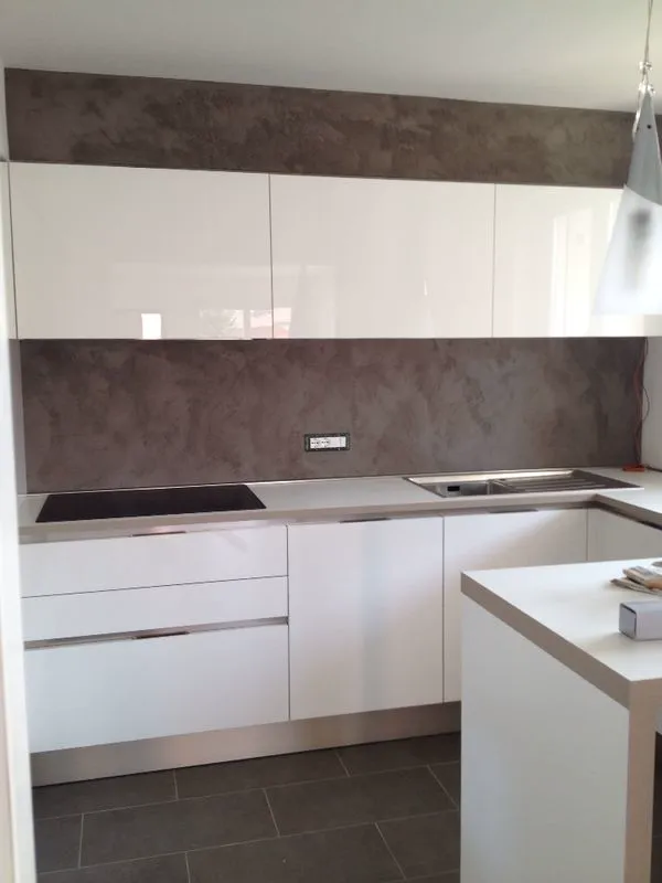 Cucina con paraschizzi in microcemento scuro