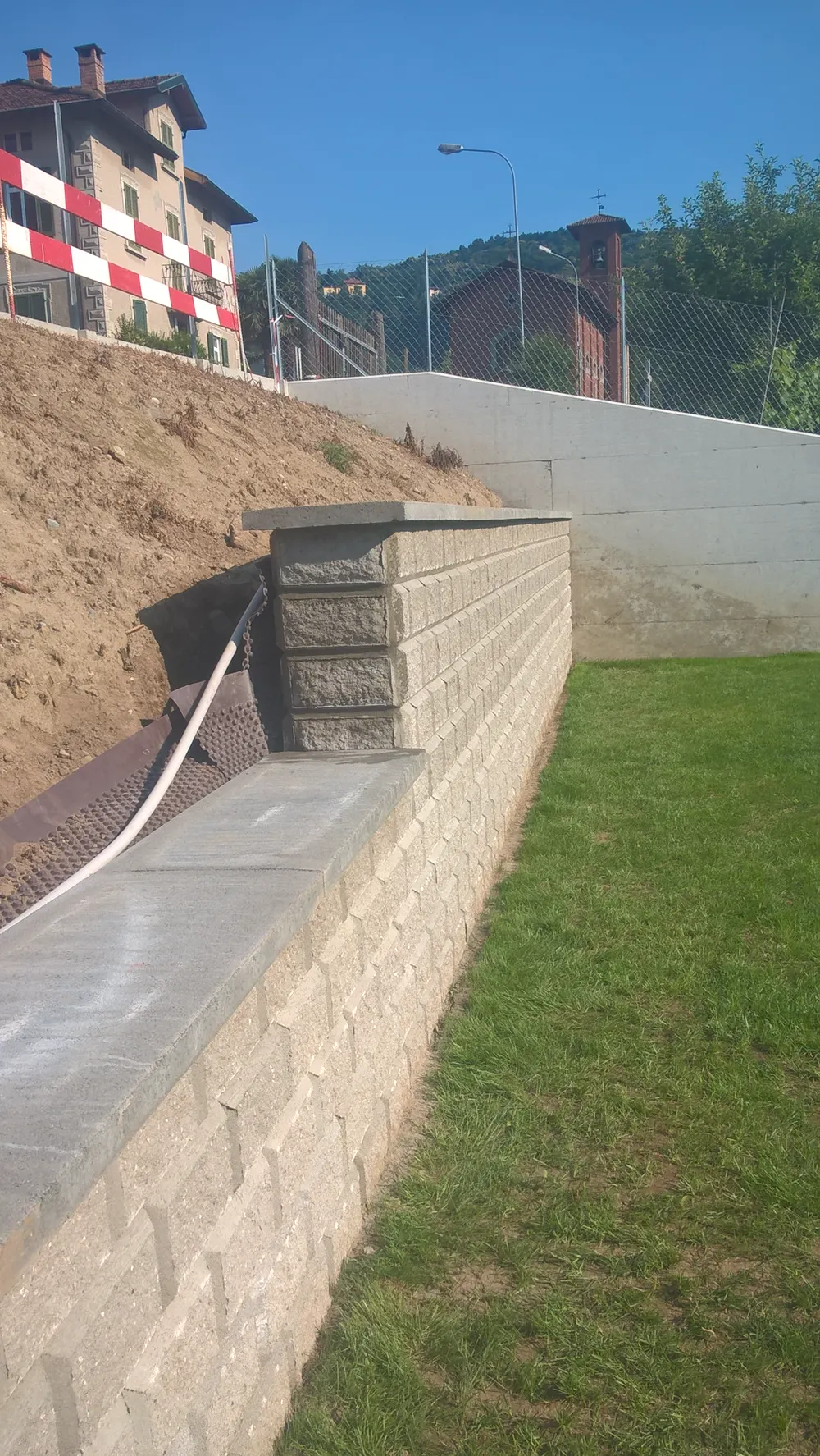 Muro di contenimento a blocchi accanto al prato appena sistemato